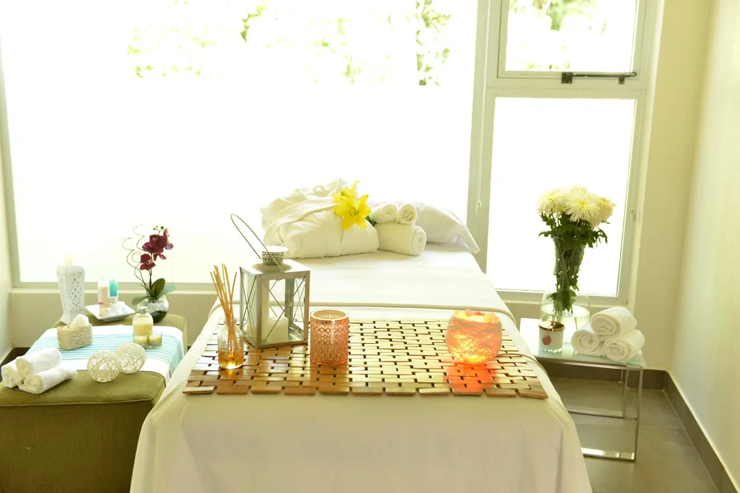 Sala do Spa Guavirá preparada para massagem de casal